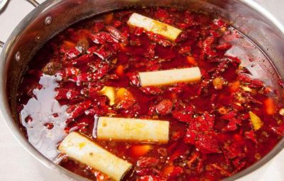 火鍋底料廠家告訴你辣椒油和紅油辣子的區(qū)別