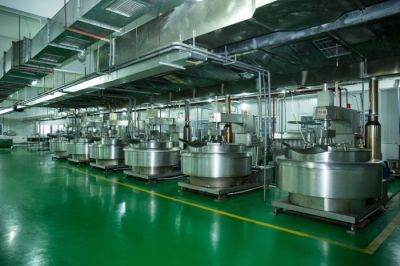 火鍋底料炒制是手工炒還是機(jī)器炒好？火鍋底料研發(fā)生產(chǎn)廠家告訴你答案！