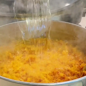 尋找最大火鍋底料廠家有秘訣？這些細(xì)節(jié)你忽視了嗎？