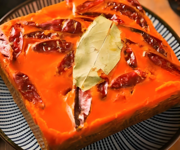 重慶火鍋底料批發(fā)市場(chǎng)質(zhì)量參差，為何定制廠家成為更優(yōu)之選？