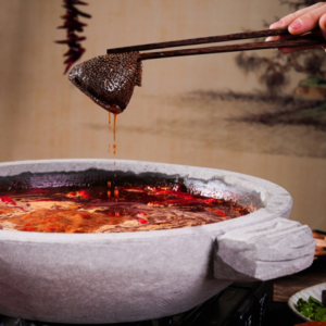 揭秘：牛油紅油火鍋的獨(dú)特風(fēng)味何在？