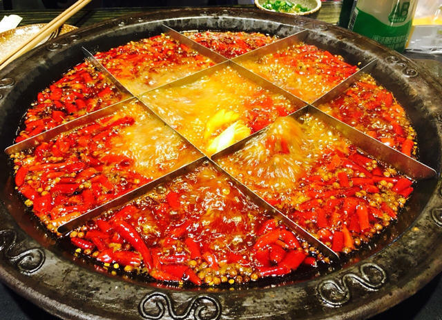  重慶火鍋底料批發(fā)對火鍋文化的闡述 重慶火鍋底料批發(fā)主要提供火鍋底料的銷售，對于一家生意很好的火鍋店來講，選擇一家穩(wěn)定的供應(yīng)商是保證生意的必要措施，一般來講，進(jìn)行長期合作的廠家在口味上才能夠進(jìn)行還原，避免了頻繁換供應(yīng)商對口味帶來的變化。 重慶火鍋種類繁多，主要以毛肚為主，當(dāng)然每道菜都有重慶風(fēng)味。調(diào)味料也以芝麻油、蒜泥、香菜、洋蔥、蠔油等輔助蘸料為基礎(chǔ)。吃得很豪放，尤其是在夏天，重慶火鍋赤手空拳，能感受到重慶火鍋帶來的浸泡。只有當(dāng)你真正享受辛辣的火鍋時，你才能品嘗到重慶火鍋的特色。這是重慶特有的風(fēng)味，也是重慶火鍋在吃的時候可以體驗到的靈魂深處。重慶的火鍋充滿了時代的氣息。每一口火鍋都能見證重慶火鍋的歷史發(fā)展。在這樣的環(huán)境下，重慶火鍋帶來了時代的呼喚，發(fā)出了美食的號角，繼承了傳統(tǒng)的美食，創(chuàng)造了重慶火鍋更好的口味。 重慶火鍋底料批發(fā)從歷史文化的角度出發(fā)，可以說重慶火鍋是百年歷史，在不斷精細(xì)化的工作過程中，重慶火鍋吸引了更多的人去認(rèn)識，在飲食中也涵蓋了更多的歷史文化，取得了更大的成就。重慶火鍋基地的也讓人們記住了重慶的文化意義?；疱伝夭牧蠌S生產(chǎn)和生產(chǎn)火鍋基地材料是歷史發(fā)展的結(jié)合，而且在不斷生產(chǎn)的基礎(chǔ)材料中可以有多種口味和經(jīng)驗，這也是對重慶火鍋的認(rèn)可，是重慶火鍋精神的歷史驅(qū)動。重慶火鍋的味道是很有特點的，特別是我們吃火鍋的時候，我們可以識別和體驗火鍋的味道。重慶火鍋在吃火鍋時，會帶來一定的特色和各種口味，所以火鍋的味道也可以被更多人接受和喜歡。 重慶火鍋底料批發(fā)的風(fēng)味體現(xiàn)在多樣化的格局中。說重慶火鍋的多樣性真的沒有覆蓋，更不用說重慶火鍋中的紅油黃油了。重慶火鍋的香辣味足以讓更多的人喜歡。當(dāng)然，目前重慶火鍋種類較多，但所有的基礎(chǔ)材料都圍繞著重慶火鍋展開。美味的麻辣鍋，正宗的重慶火鍋，精致的火鍋，吃起來正宗的味道，是重慶火鍋帶來的享受。 為了追求健康，重慶火鍋帶來了越來越多的基礎(chǔ)材料。在基礎(chǔ)材料上，滋補(bǔ)木耳湯火鍋也可以帶來這個時代的正宗味道，吃在嘴里，享受美味的重慶火鍋。重慶火鍋的番茄火鍋很有特色，可以是酸辣的，可以是酸辣的，但是吃這種火鍋，你可以享受到重慶火鍋的美味，是重慶火鍋從主料到主料的絕配。當(dāng)然，這種重慶火鍋有著獨特的風(fēng)味，是對重慶風(fēng)味的體驗和認(rèn)識。但我們吃的是火鍋。我們所享受的是重慶的品味和體驗。