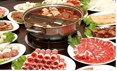  重慶火鍋底料批發(fā)對火鍋文化的闡述 重慶火鍋底料批發(fā)主要提供火鍋底料的銷售，對于一家生意很好的火鍋店來講，選擇一家穩(wěn)定的供應(yīng)商是保證生意的必要措施，一般來講，進(jìn)行長期合作的廠家在口味上才能夠進(jìn)行還原，避免了頻繁換供應(yīng)商對口味帶來的變化。 重慶火鍋種類繁多，主要以毛肚為主，當(dāng)然每道菜都有重慶風(fēng)味。調(diào)味料也以芝麻油、蒜泥、香菜、洋蔥、蠔油等輔助蘸料為基礎(chǔ)。吃得很豪放，尤其是在夏天，重慶火鍋赤手空拳，能感受到重慶火鍋帶來的浸泡。只有當(dāng)你真正享受辛辣的火鍋時，你才能品嘗到重慶火鍋的特色。這是重慶特有的風(fēng)味，也是重慶火鍋在吃的時候可以體驗到的靈魂深處。重慶的火鍋充滿了時代的氣息。每一口火鍋都能見證重慶火鍋的歷史發(fā)展。在這樣的環(huán)境下，重慶火鍋帶來了時代的呼喚，發(fā)出了美食的號角，繼承了傳統(tǒng)的美食，創(chuàng)造了重慶火鍋更好的口味。 重慶火鍋底料批發(fā)從歷史文化的角度出發(fā)，可以說重慶火鍋是百年歷史，在不斷精細(xì)化的工作過程中，重慶火鍋吸引了更多的人去認(rèn)識，在飲食中也涵蓋了更多的歷史文化，取得了更大的成就。重慶火鍋基地的也讓人們記住了重慶的文化意義?；疱伝夭牧蠌S生產(chǎn)和生產(chǎn)火鍋基地材料是歷史發(fā)展的結(jié)合，而且在不斷生產(chǎn)的基礎(chǔ)材料中可以有多種口味和經(jīng)驗，這也是對重慶火鍋的認(rèn)可，是重慶火鍋精神的歷史驅(qū)動。重慶火鍋的味道是很有特點的，特別是我們吃火鍋的時候，我們可以識別和體驗火鍋的味道。重慶火鍋在吃火鍋時，會帶來一定的特色和各種口味，所以火鍋的味道也可以被更多人接受和喜歡。 重慶火鍋底料批發(fā)的風(fēng)味體現(xiàn)在多樣化的格局中。說重慶火鍋的多樣性真的沒有覆蓋，更不用說重慶火鍋中的紅油黃油了。重慶火鍋的香辣味足以讓更多的人喜歡。當(dāng)然，目前重慶火鍋種類較多，但所有的基礎(chǔ)材料都圍繞著重慶火鍋展開。美味的麻辣鍋，正宗的重慶火鍋，精致的火鍋，吃起來正宗的味道，是重慶火鍋帶來的享受。 為了追求健康，重慶火鍋帶來了越來越多的基礎(chǔ)材料。在基礎(chǔ)材料上，滋補(bǔ)木耳湯火鍋也可以帶來這個時代的正宗味道，吃在嘴里，享受美味的重慶火鍋。重慶火鍋的番茄火鍋很有特色，可以是酸辣的，可以是酸辣的，但是吃這種火鍋，你可以享受到重慶火鍋的美味，是重慶火鍋從主料到主料的絕配。當(dāng)然，這種重慶火鍋有著獨特的風(fēng)味，是對重慶風(fēng)味的體驗和認(rèn)識。但我們吃的是火鍋。我們所享受的是重慶的品味和體驗。